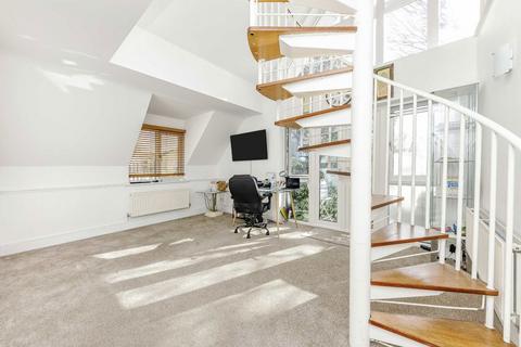 23 Thames Close, Hampton, TW12 2ET