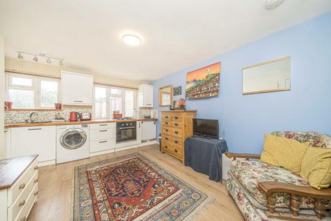 1 bedroom flat for sale, Chelsea Close, Hampton TW12