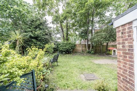 37 Taylor Close, Hampton Hill, Hampton, TW12 1LE