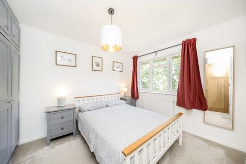 27 Briar Close, Hampton, TW12 3YZ