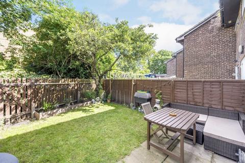 27 Briar Close, Hampton, TW12 3YZ