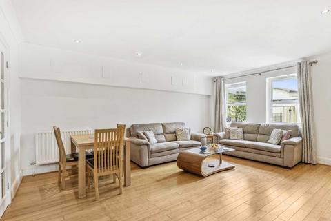 2 bedroom flat for sale, Deerhurst Crescent, Hampton Hill Hampton TW12