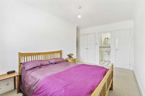 2 bedroom flat for sale, Deerhurst Crescent, Hampton Hill Hampton TW12