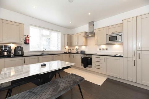 3 bedroom flat to rent, New Broadway, Hampton TW12