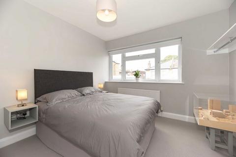 3 bedroom flat to rent, New Broadway, Hampton TW12