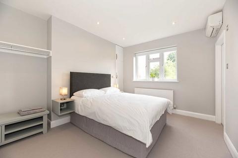 3 bedroom flat to rent, New Broadway, Hampton TW12