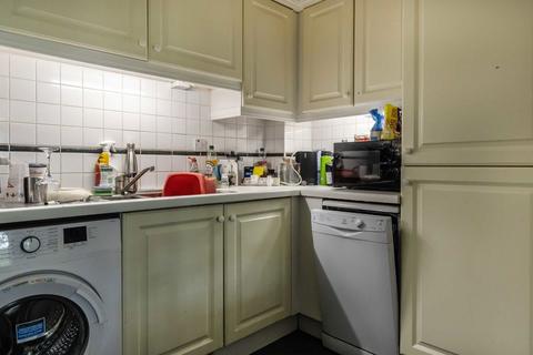 2 bedroom flat to rent, Deerhurst Crescent, Hampton Hill TW12