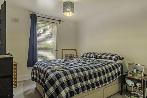 2 bedroom flat to rent, Deerhurst Crescent, Hampton Hill TW12