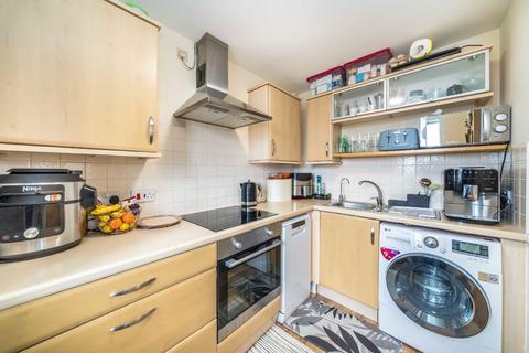 2 bedroom flat to rent, St. Giles Close, Hounslow TW5