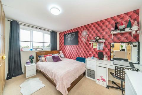 2 bedroom flat to rent, St. Giles Close, Hounslow TW5