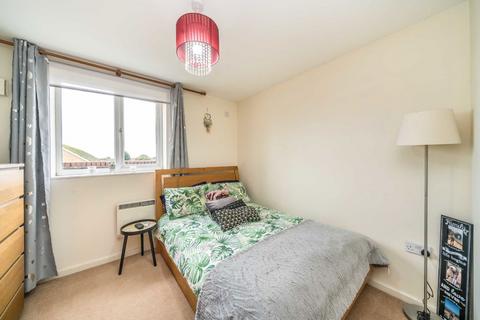 2 bedroom flat to rent, St. Giles Close, Hounslow TW5