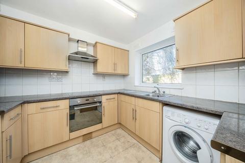 2 bedroom flat to rent, Oakley Close, Isleworth TW7