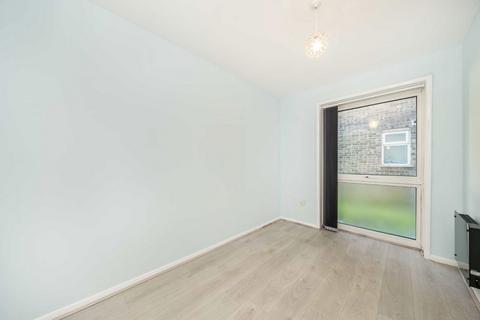 2 bedroom flat to rent, Oakley Close, Isleworth TW7