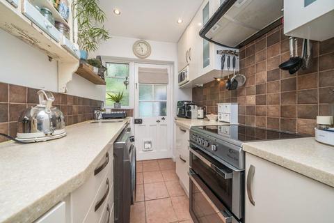 2 bedroom flat for sale, Conifers Close, Teddington TW11