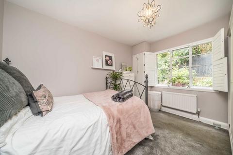 2 bedroom flat for sale, Conifers Close, Teddington TW11