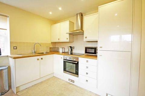 2 bedroom flat to rent, Shacklegate Lane, Teddington TW11