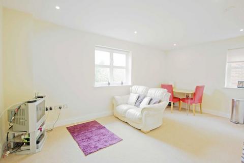 2 bedroom flat to rent, Shacklegate Lane, Teddington TW11