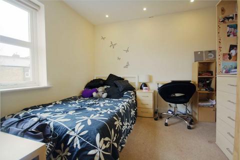 2 bedroom flat to rent, Shacklegate Lane, Teddington TW11