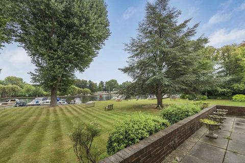 2 bedroom flat for sale, Broom Park, Teddington TW11