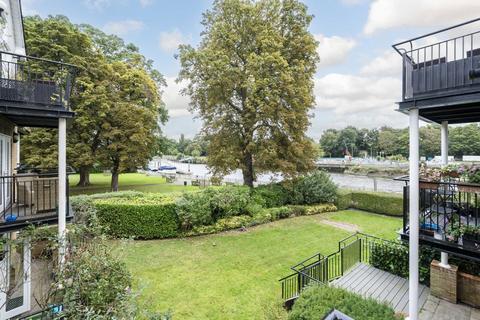 2 bedroom flat for sale, Manor Road, Teddington TW11