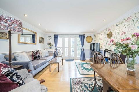 2 bedroom flat for sale, Manor Road, Teddington TW11