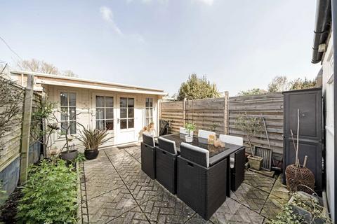 18 Gould Road, Twickenham, TW2 6RS