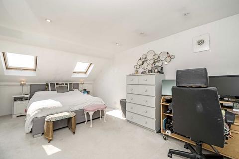 18 Gould Road, Twickenham, TW2 6RS