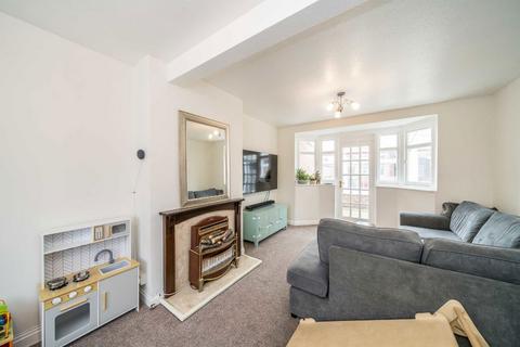 17 Warren Road, Twickenham, TW2 7DH