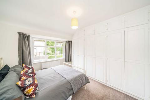 17 Warren Road, Twickenham, TW2 7DH
