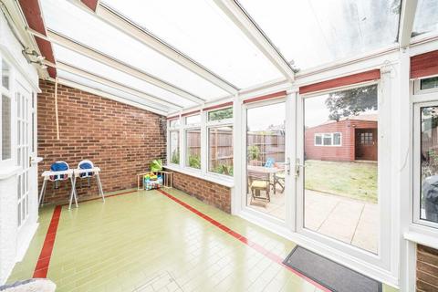 17 Warren Road, Twickenham, TW2 7DH
