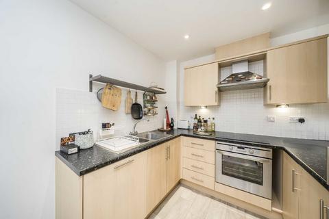 2 bedroom flat for sale, Langhorn Drive, Twickenham TW2