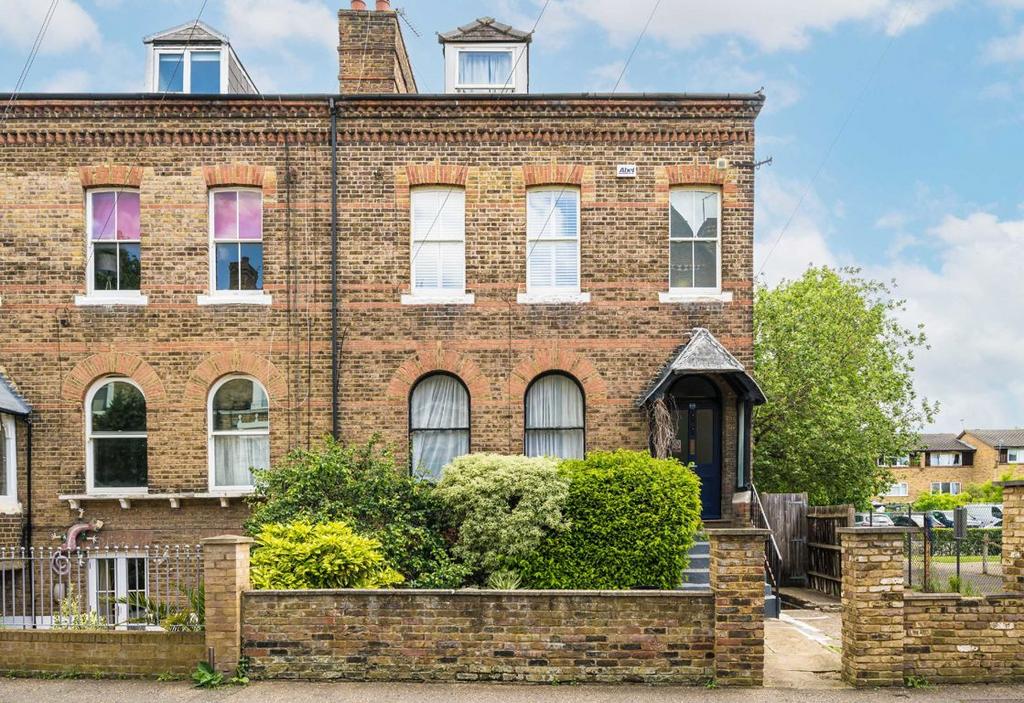 Queens Road, Twickenham TW1 2 bed flat for sale £475,000