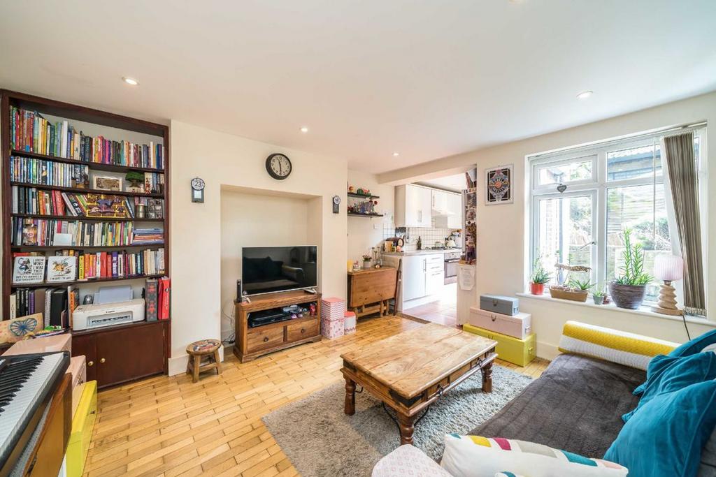 Queens Road, Twickenham TW1 2 bed flat for sale £475,000