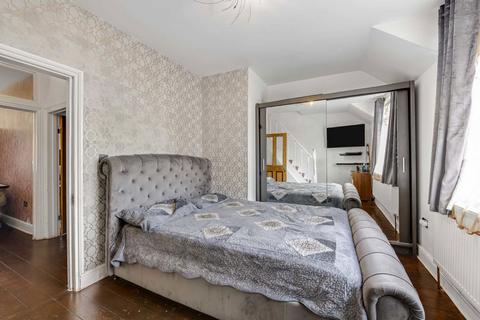 24 Hounslow Gardens, Hounslow, TW3 2DU