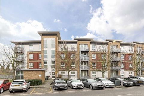 2 bedroom flat to rent, Langhorn Drive, Twickenham TW2