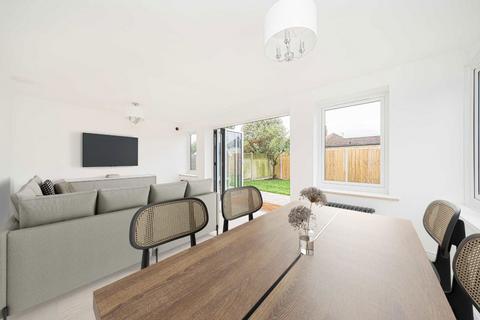 3 bedroom bungalow for sale, Lyndhurst Avenue, Whitton TW2