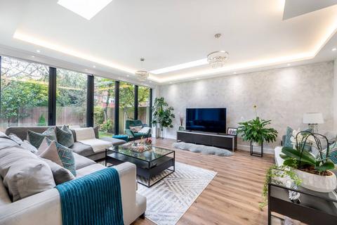 12 Wellgarth, Greenford, UB6 0RR