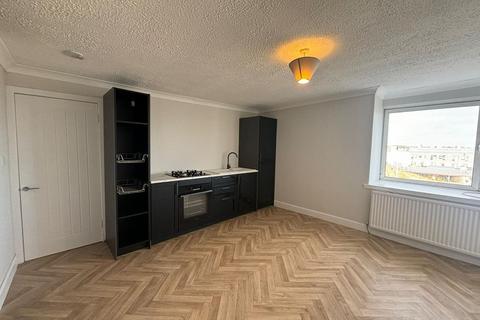 3 bedroom flat to rent, Hilltown, ,