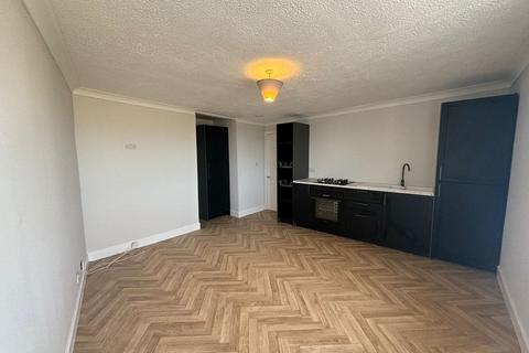 3 bedroom flat to rent, Hilltown, ,