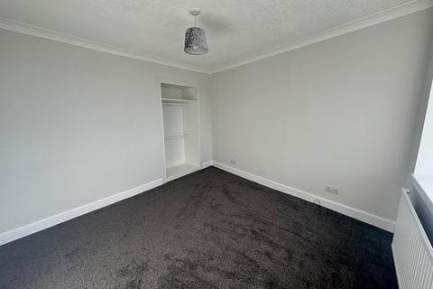 3 bedroom flat to rent, Hilltown, ,