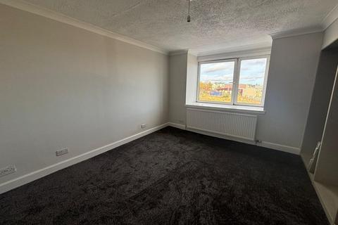 3 bedroom flat to rent, Hilltown, ,