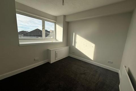 3 bedroom flat to rent, Hilltown, ,