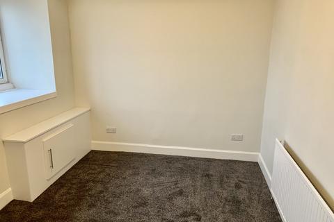 3 bedroom flat to rent, Hilltown, ,