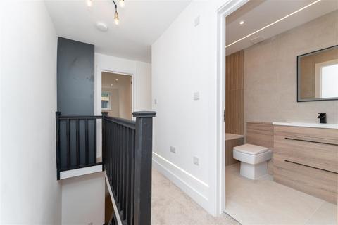 5 George Street, London, W7 3TA