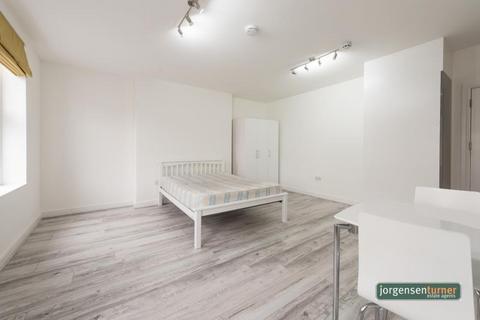 Studio to rent, Uxbridge Road, Shepherds Bush, W12