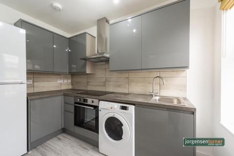 Studio to rent, Uxbridge Road, Shepherds Bush, W12