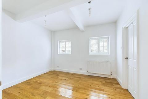 1 bedroom apartment to rent, The Barons, St Margarets