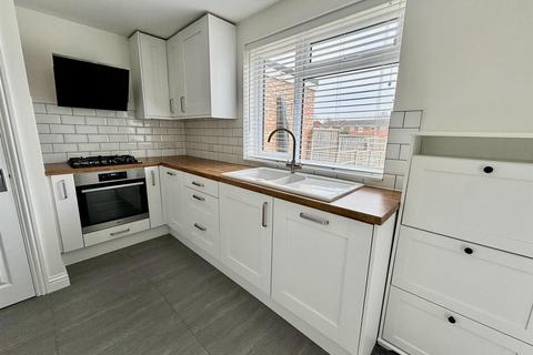 3 bedroom terraced house to rent, High Road, Turnford