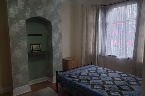 1 bedroom in a flat share to rent, Romford Road