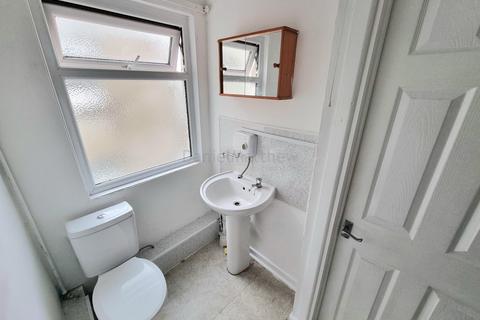 Studio to rent, Trinity Street, Barry, The Vale Of Glamorgan. CF62 7EU